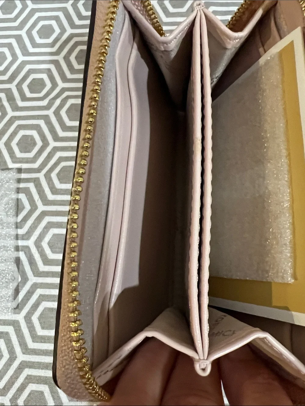 Michael Kors compact zip